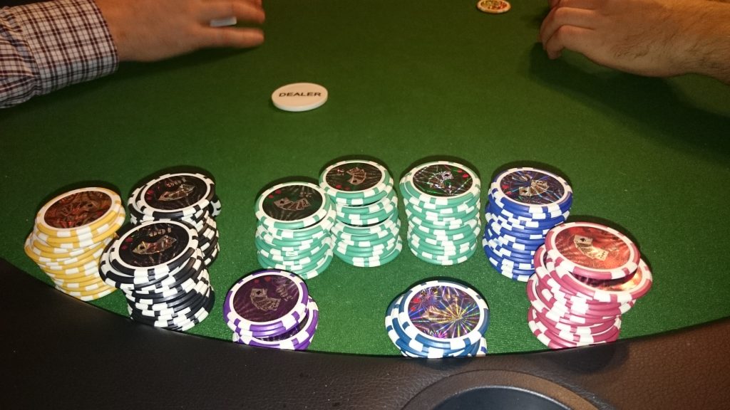ZPOKER Night 2.0 . Die Pokerchips am Tisch mit Dealer Button.