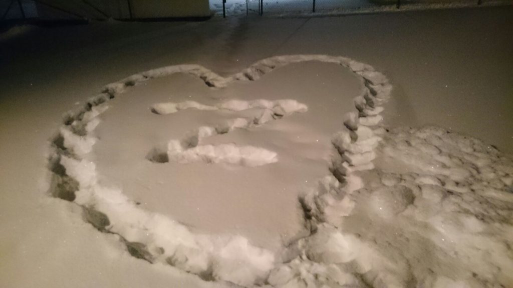 ZPARTNER Wintermeeting in St. Johann. Im Schnee ein Herz mit dem Buchstaben Z.