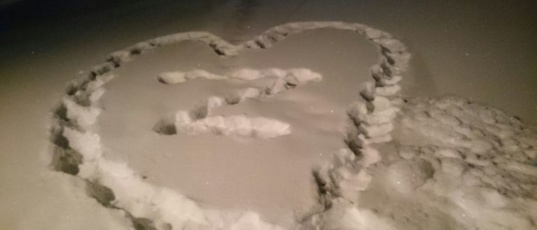 ZPARTNER Wintermeeting in St. Johann. Im Schnee ein Herz mit dem Buchstaben Z.