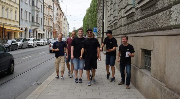 Ein Sommermeeting mit Gruppenfoto in München.