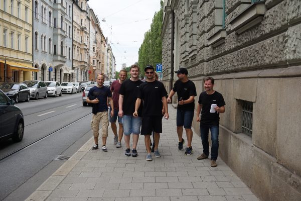 Ein Sommermeeting mit Gruppenfoto in München.