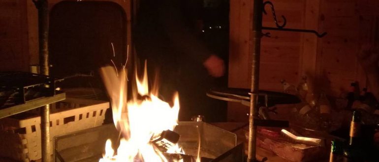 Neuer ZPARTNER Jens Beckmann. Willkommensfeier mit Grillfeuer in der Hütte.