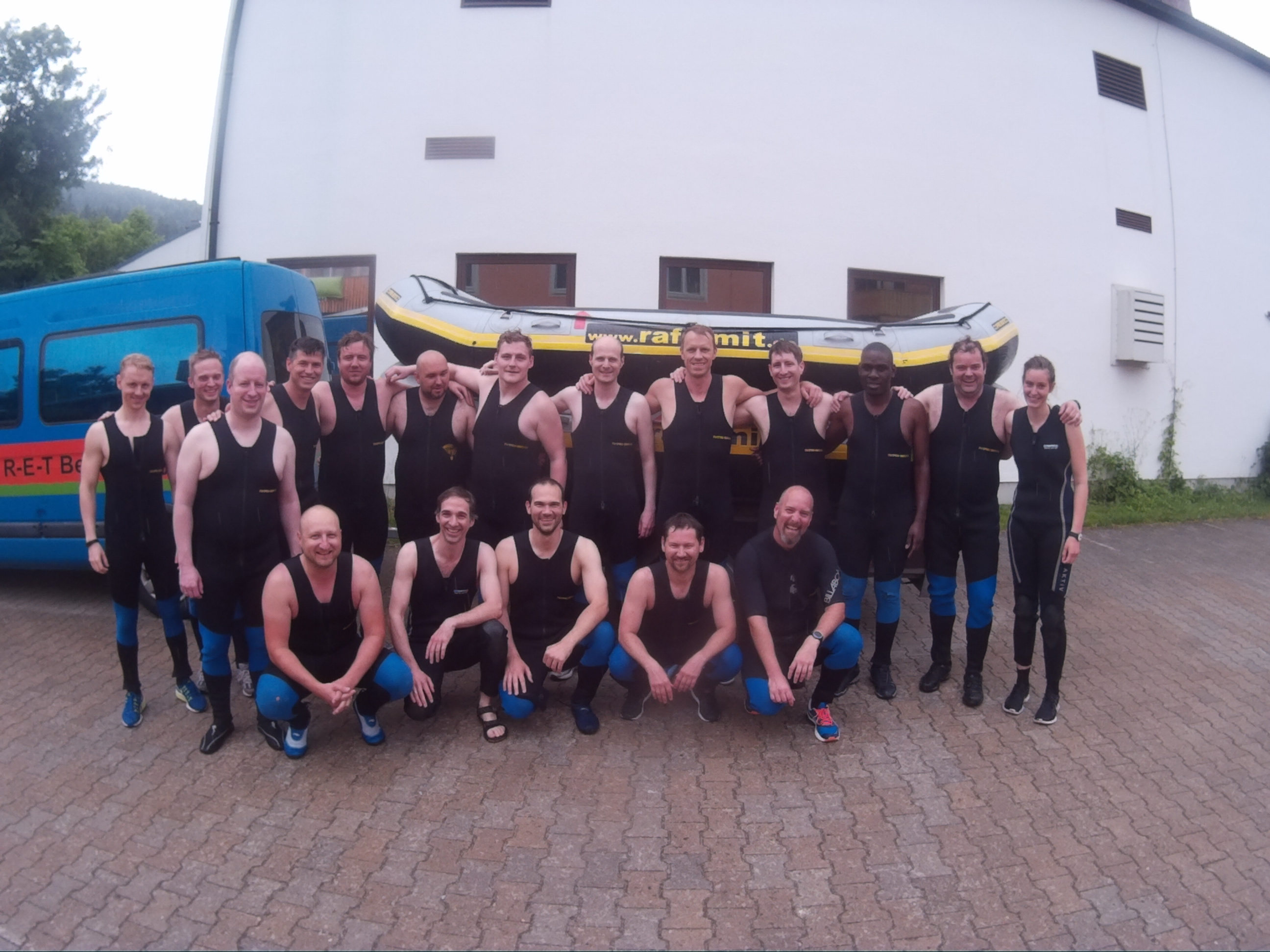 ZPARTNER Sommermeeting 2019. Ein Teamfoto beim Rafting.