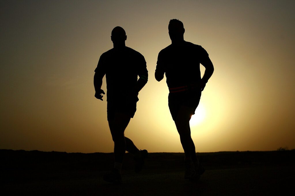 Zwei männliche Läufer.
