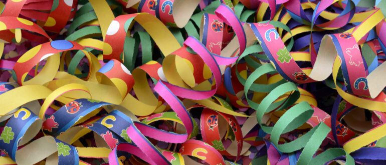 Fasching_Karneval @ZPARTNER. Fasching Karneval 2021 mit bunten Luftschlangen